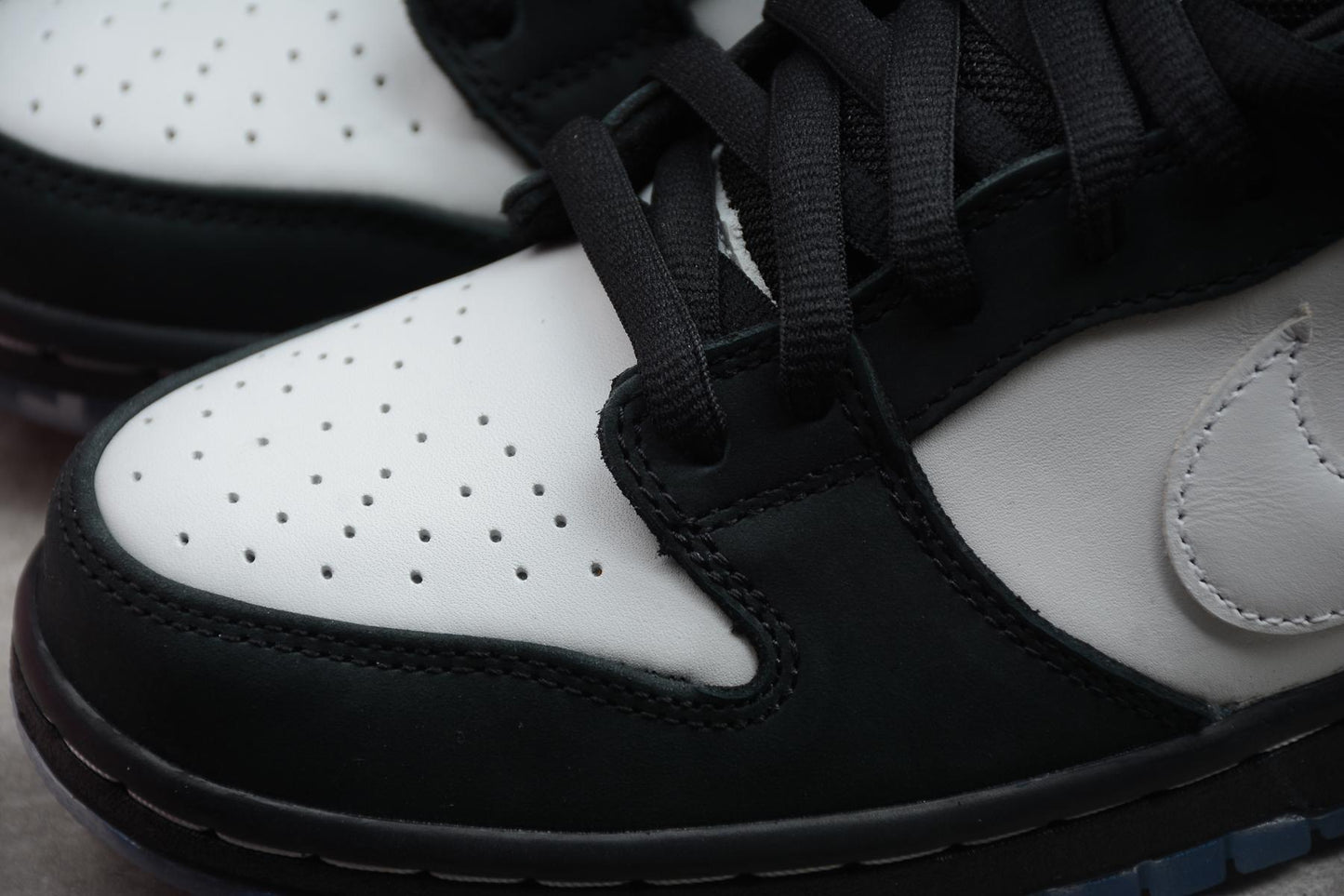 Nike SB Dunk Low Staple Panda Pigeon
